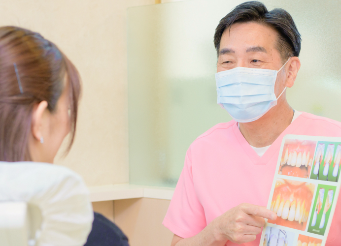 患者さまに治療内容を説明する歯科医師
