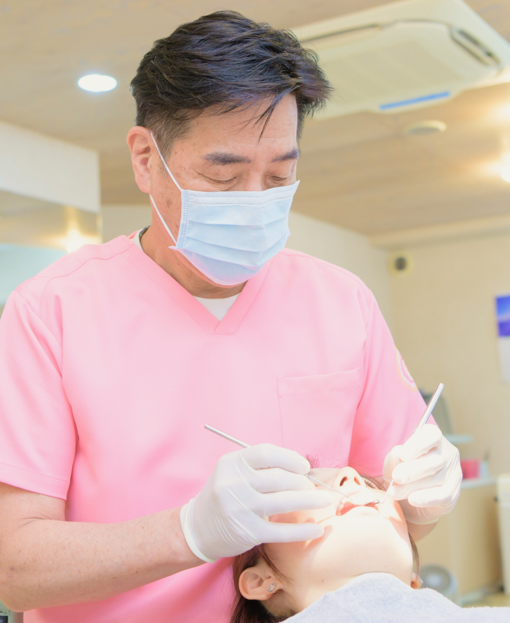 患者さまに歯科治療をする院長